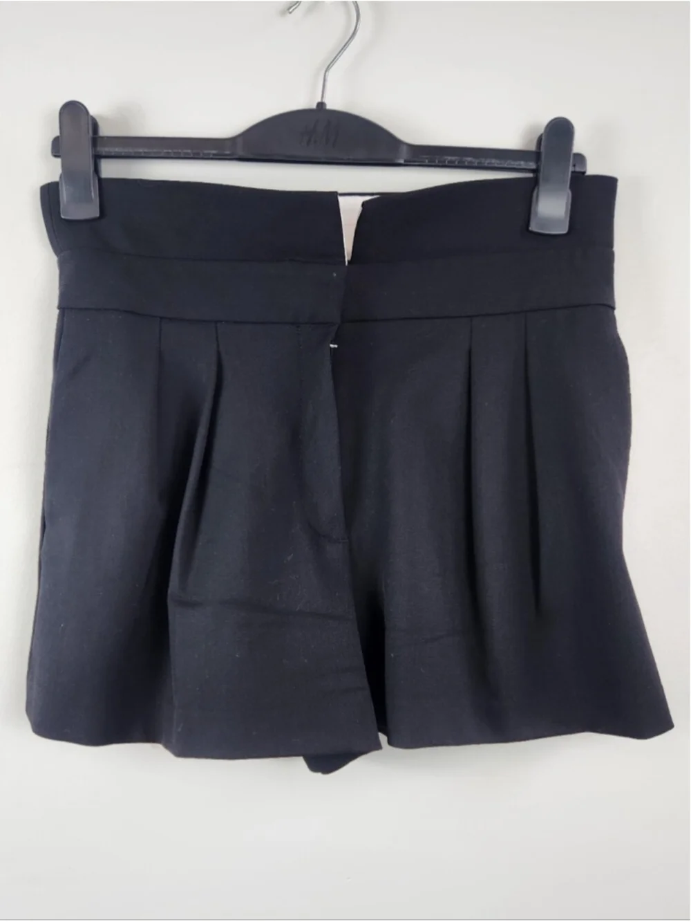 Aritzia Babaton Black Shorts Wool Pleated High Waisted Sz 8 Dark Academia Preppy